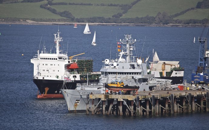 Condock V arriving in Falmouth Docks. 5