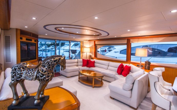 LIVING THE DREAM Yacht Charter Motor Boat - Ritzy Charters